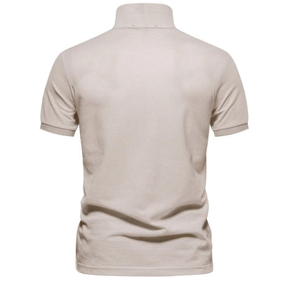 Dos du polo en piqué beige sable, col rabattu et manches courtes à revers