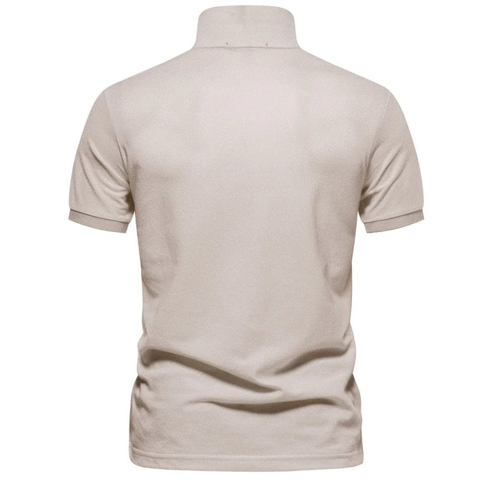 Dos du polo en piqué beige sable, col rabattu et manches courtes à revers