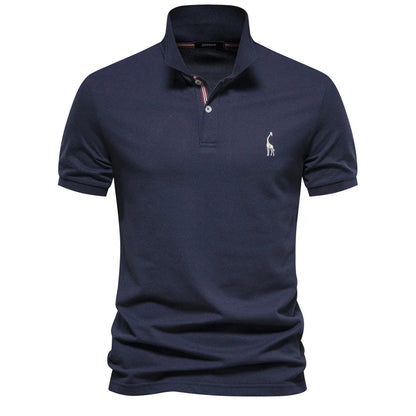 Polo en piqué bleu marine, girafe brodée blanche et col à liseré rayé