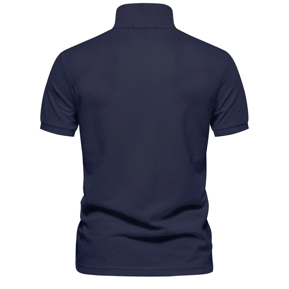 Dos du polo en piqué bleu marine, col rabattu et manches courtes à revers