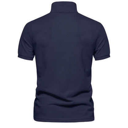 Dos du polo en piqué bleu marine, col rabattu et manches courtes à revers