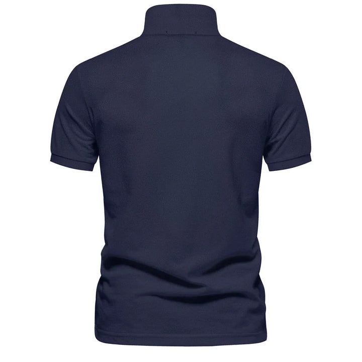 Dos du polo en piqué bleu marine, col rabattu et manches courtes à revers