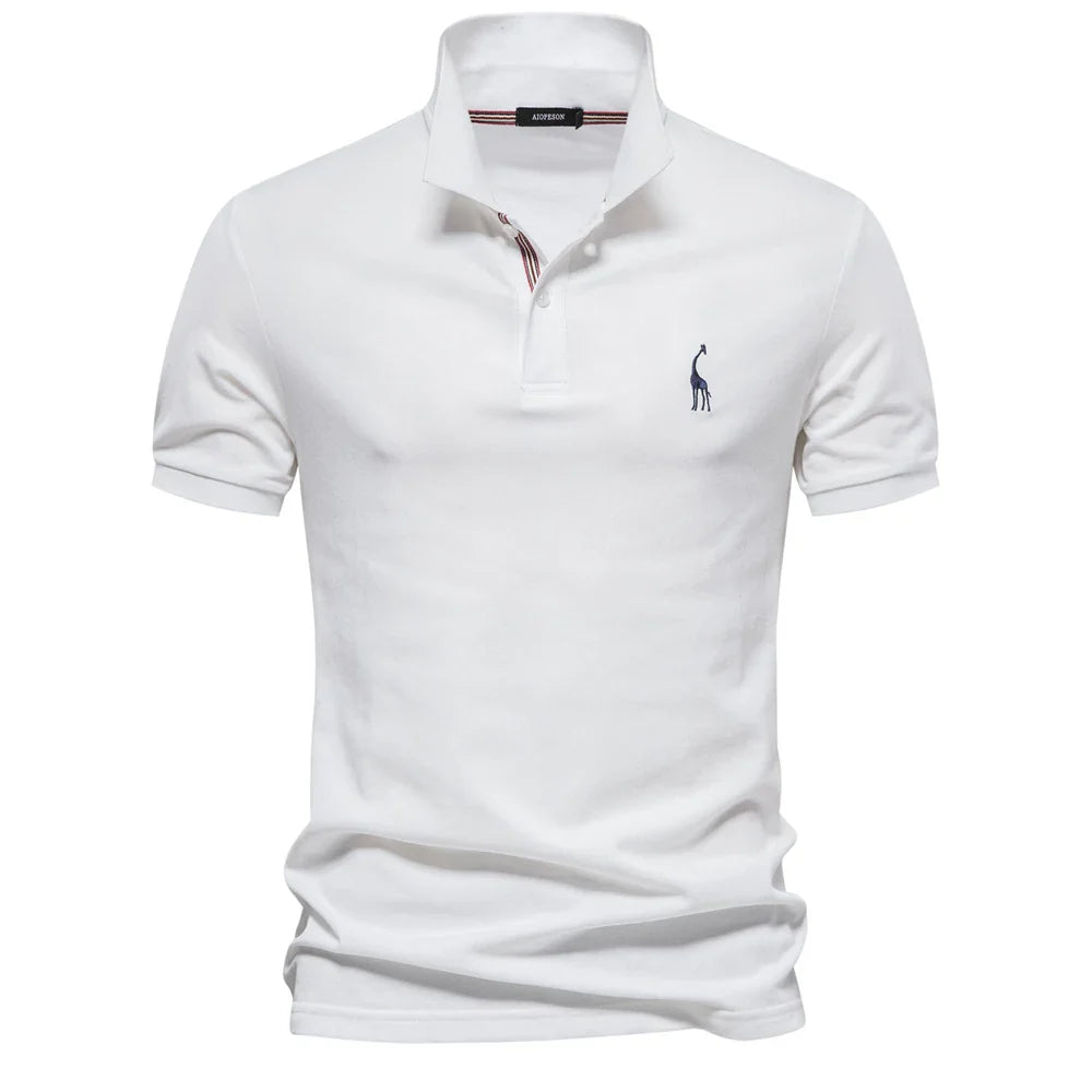 Polo en piqué blanc, col à liseré rayé rouge et bleu, girafe brodée sur la poitrine