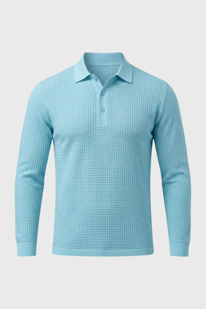 Polo gaufré manches longues, coloris bleu ciel, présenté à plat