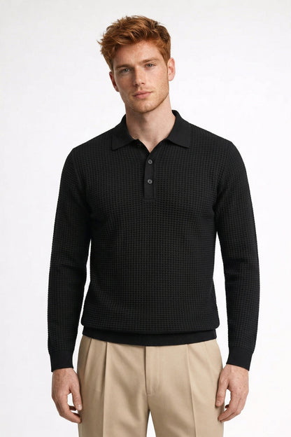 Polo gaufré manches longues, coloris noir, porté en tenue