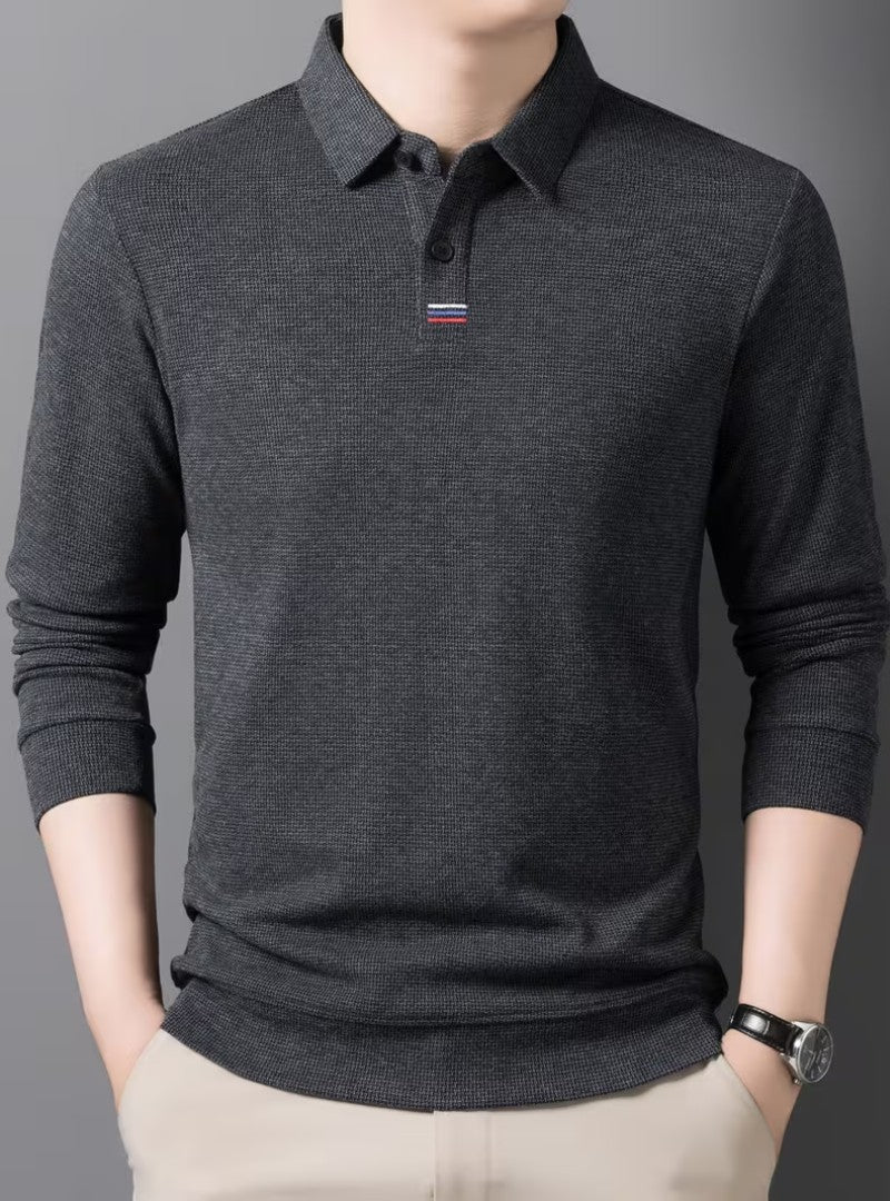 Polo en maille gaufrée gris anthracite à col chemise, patte à liseré rayé et pantalon beige