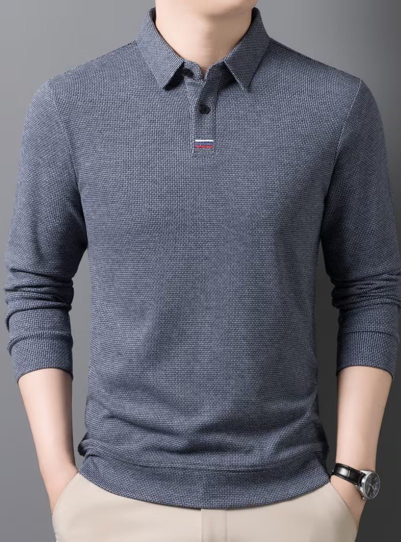 Polo en maille gaufrée bleu-gris chiné, col chemise et liseré rayé sur la patte