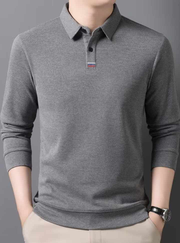 Polo en maille gaufrée gris moyen à col rabattu, patte à liseré rayé et poignets côtelés