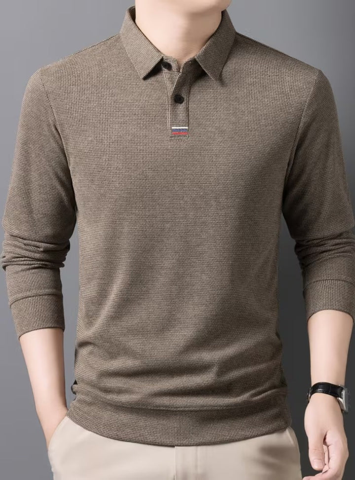 Polo en maille gaufrée brun taupe à col rabattu, patte boutonnée et montre au poignet