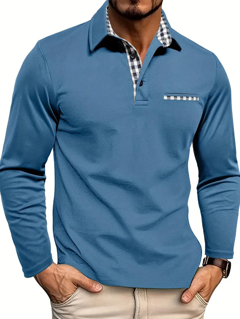 Polo bleu acier à col à carreaux vichy, patte boutonnée et pantalon beige
