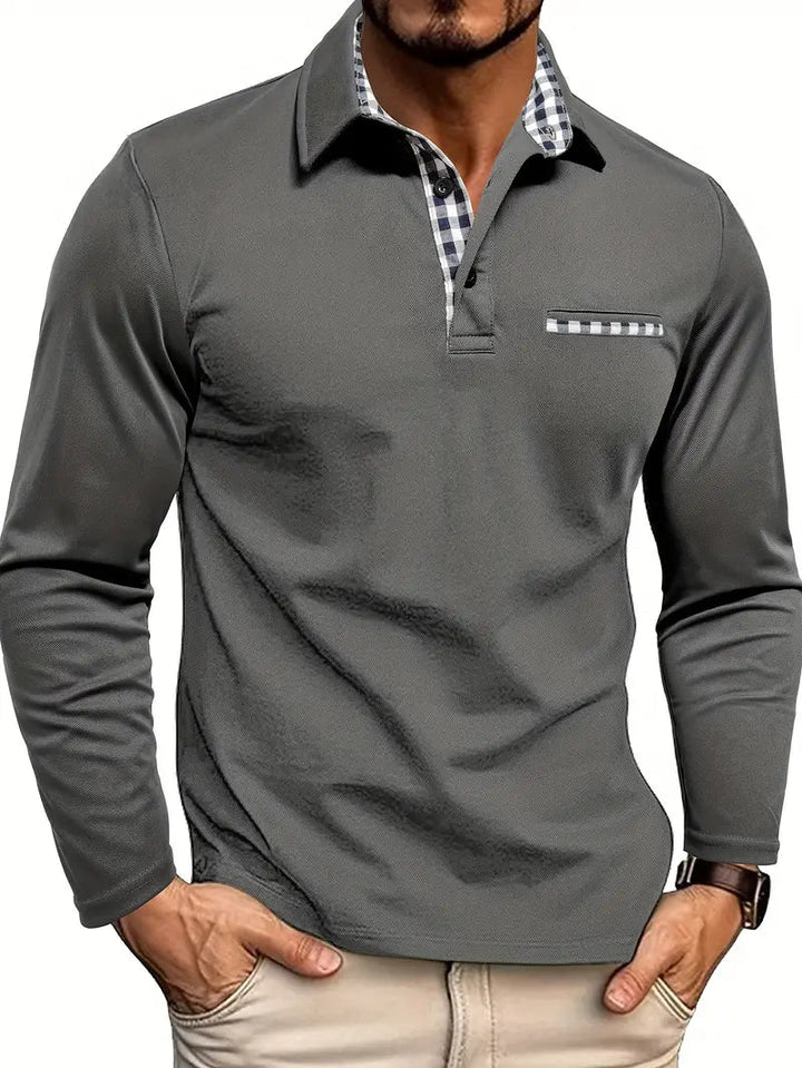 Polo gris foncé à manches longues, col à carreaux vichy et pantalon beige