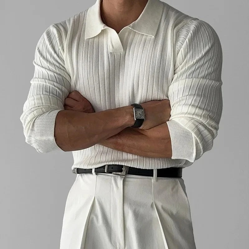 Polo slim fine côte, coloris crème, porté en tenue
