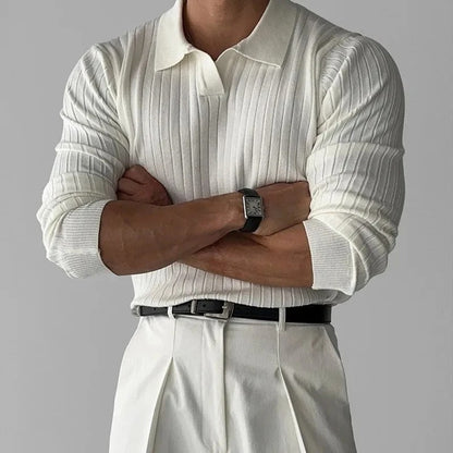 Polo slim fine côte, coloris crème, porté en tenue