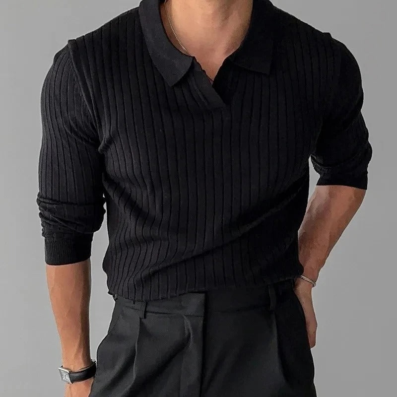 Polo slim fine côte, coloris noir, porté en tenue