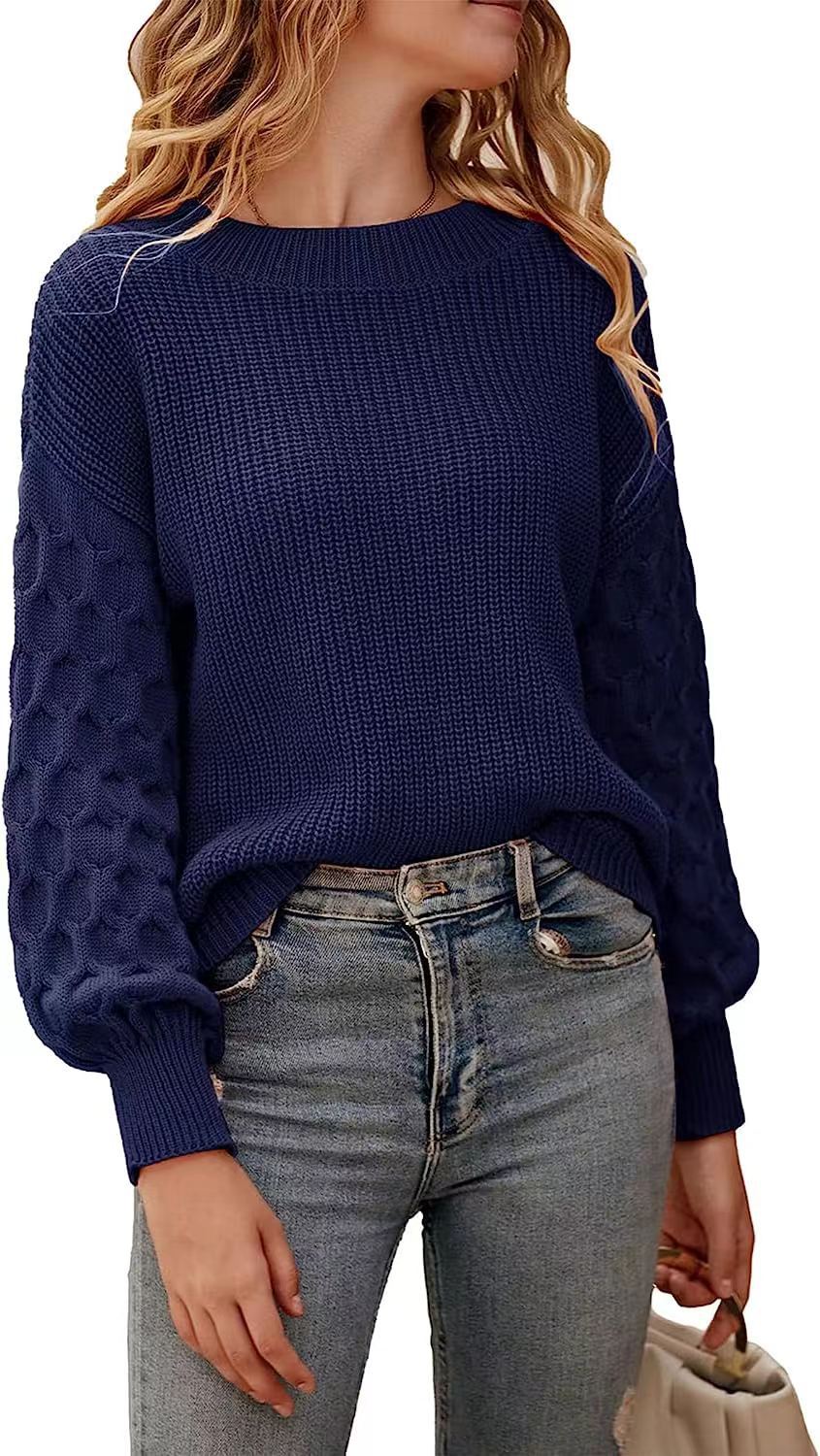 Pull à manches ballon, coloris bleu marine, porté en tenue