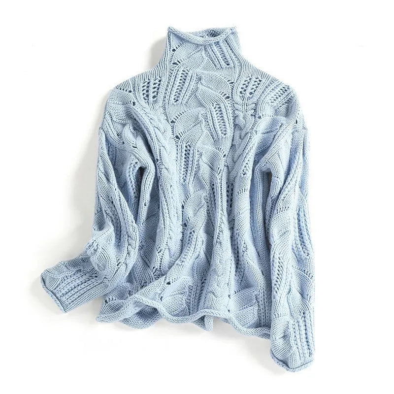Pull ajouré col roulé, coloris bleu ciel, présenté à plat