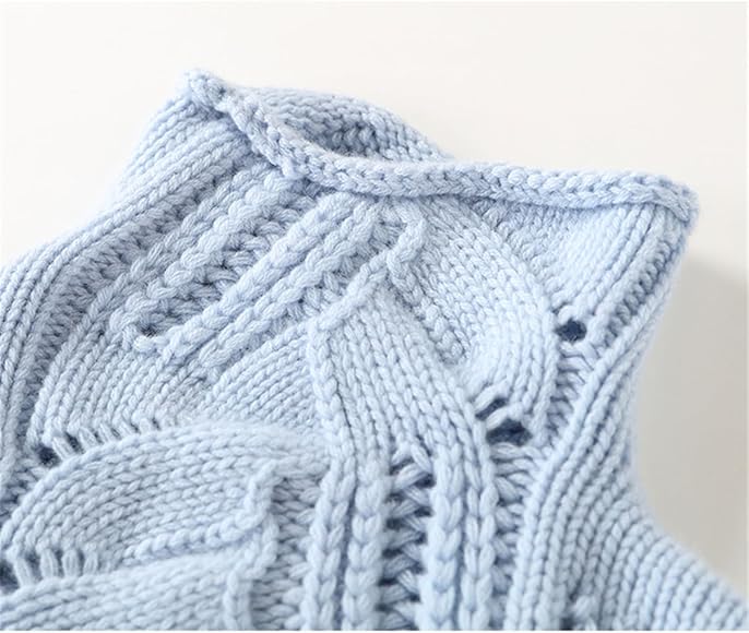 Pull ajouré col roulé, détail du col roulé et des torsades ajourées