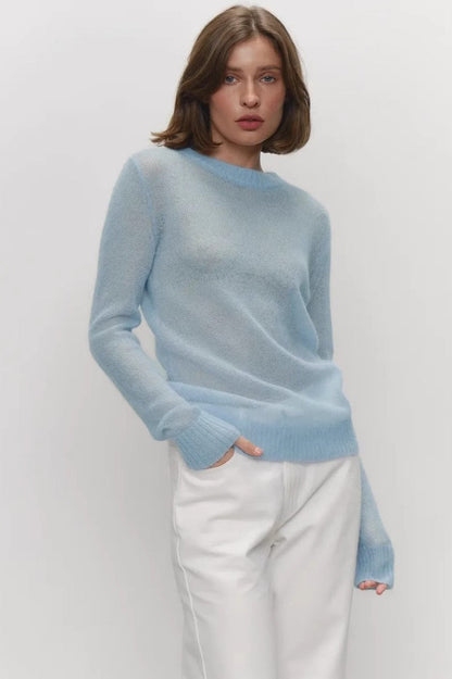 Pull ajusté col rond, coloris bleu ciel, porté en tenue