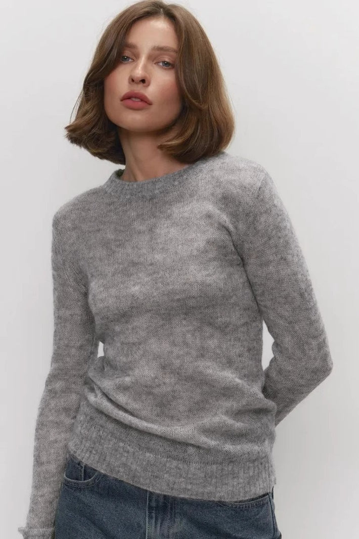 Pull ajusté col rond, coloris gris, porté en tenue