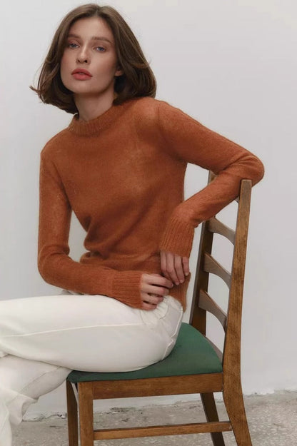 Pull ajusté col rond, coloris rouille, porté en tenue