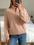 Pull ample à demi-zip, coloris rose poudré, porté en tenue