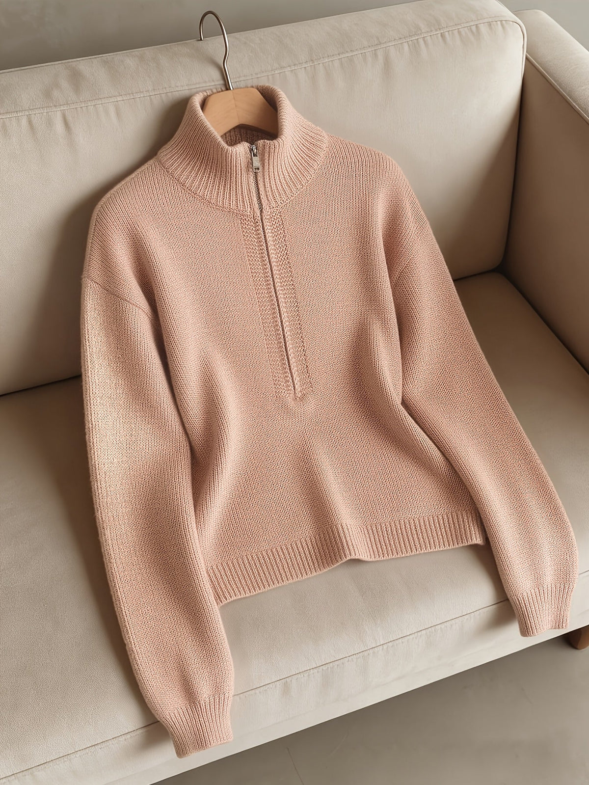 Pull ample à demi-zip, coloris rose poudré, présenté à plat
