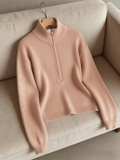 Pull ample à demi-zip, coloris rose poudré, présenté à plat