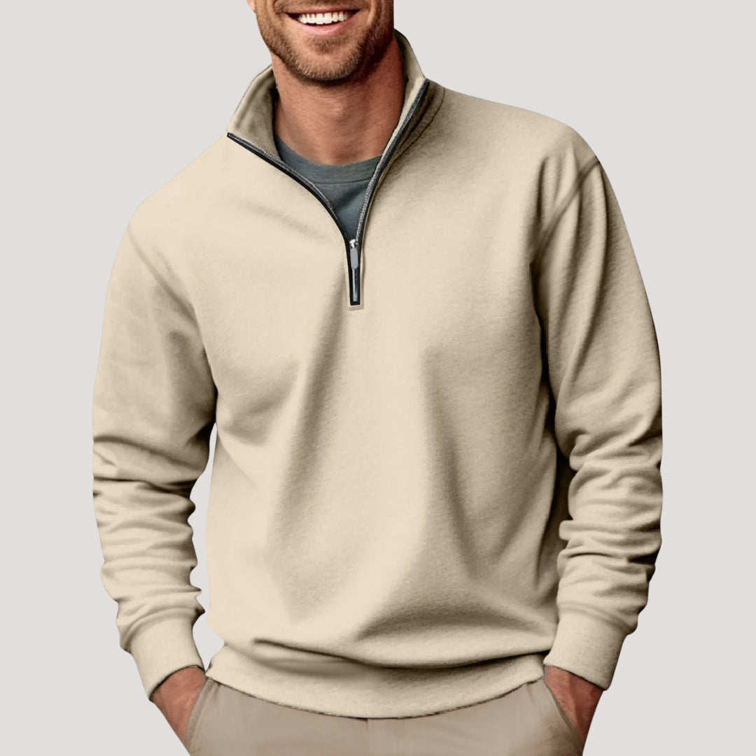 Pull camionneur beige à col montant zippé, porté de face