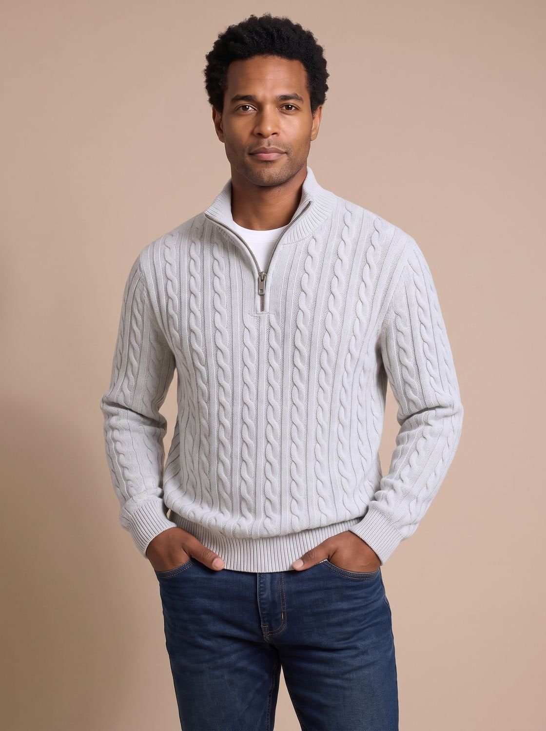 Pull camionneur torsadé gris clair porté sur un tee-shirt
