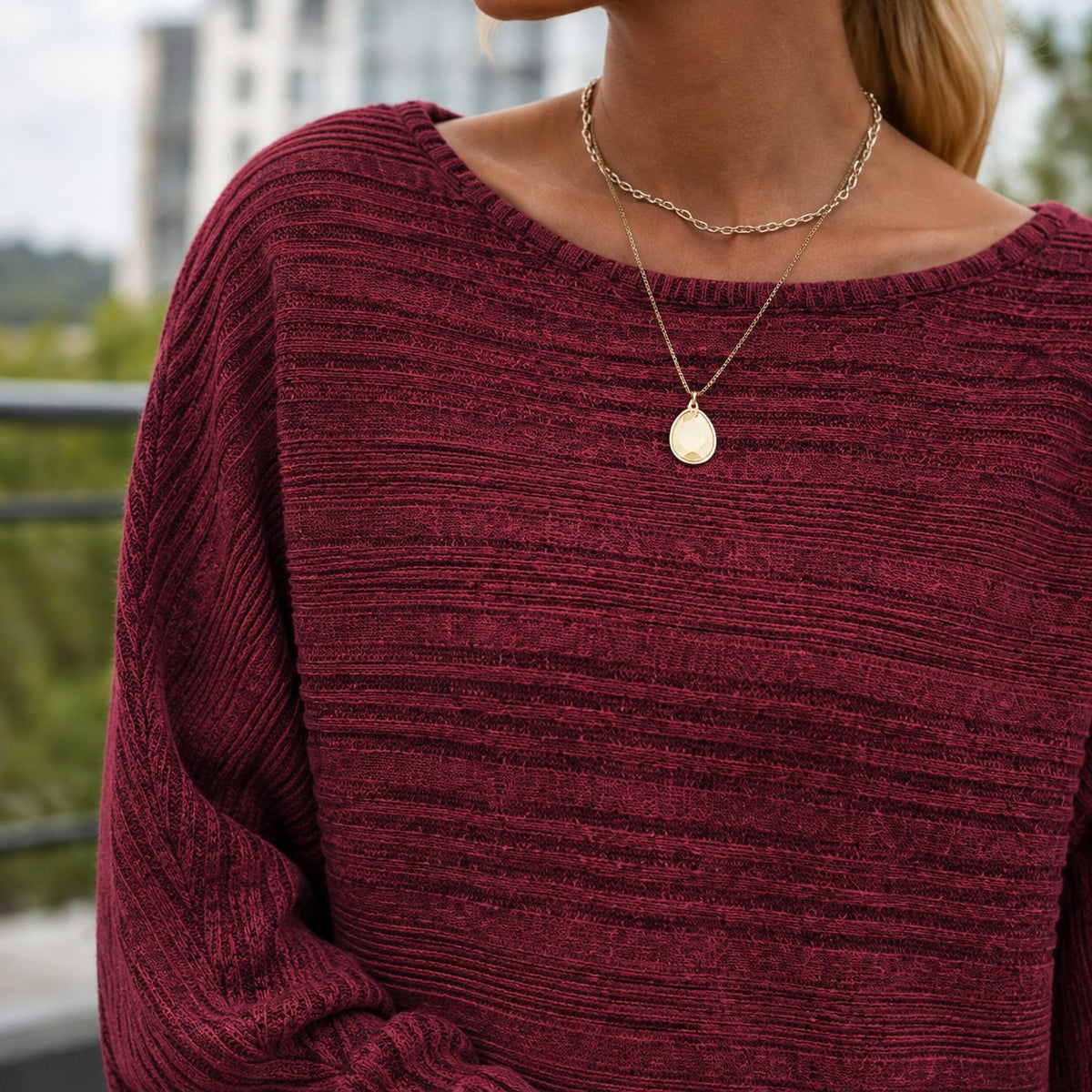 Pull col bateau côtelé, détail de l'encolure et de la maille côtelée