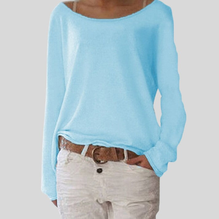 Pull col bateau uni, coloris bleu ciel, porté en tenue