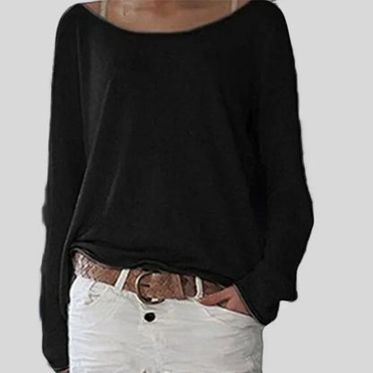 Pull col bateau uni, coloris noir, porté en tenue