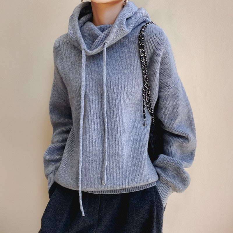 Pull col cheminée, coloris bleu brumeux, porté en tenue
