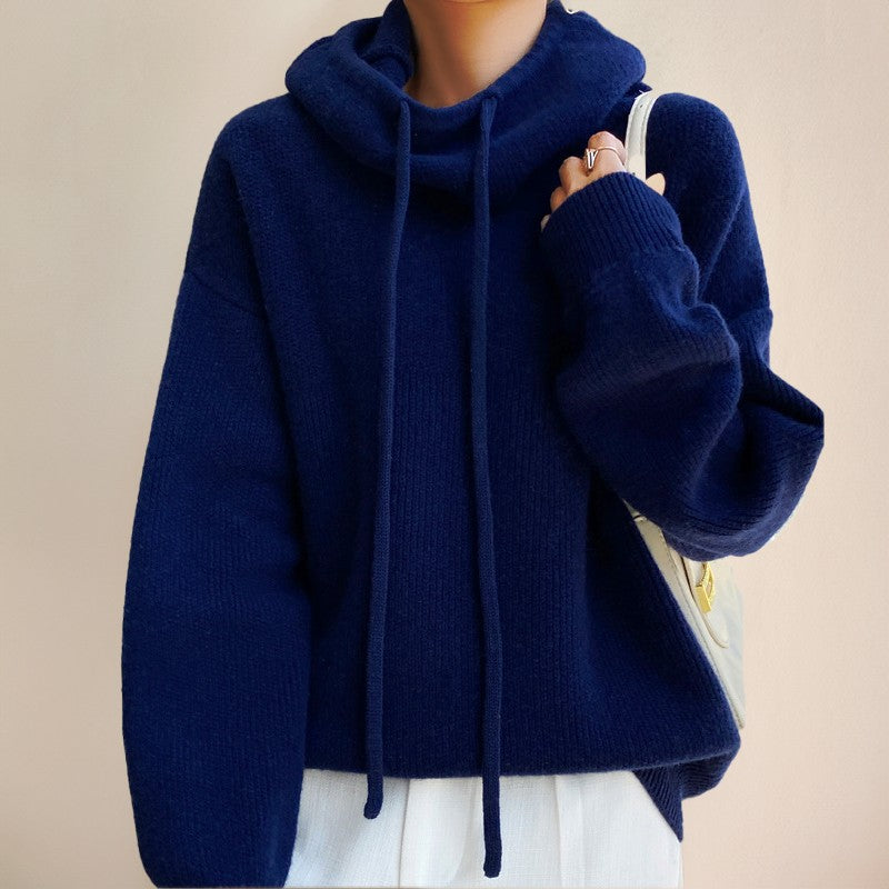 Pull col cheminée, coloris bleu marine, porté en tenue