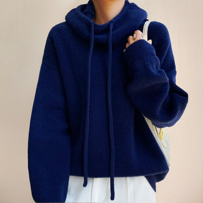 Pull col cheminée, coloris bleu marine, porté en tenue