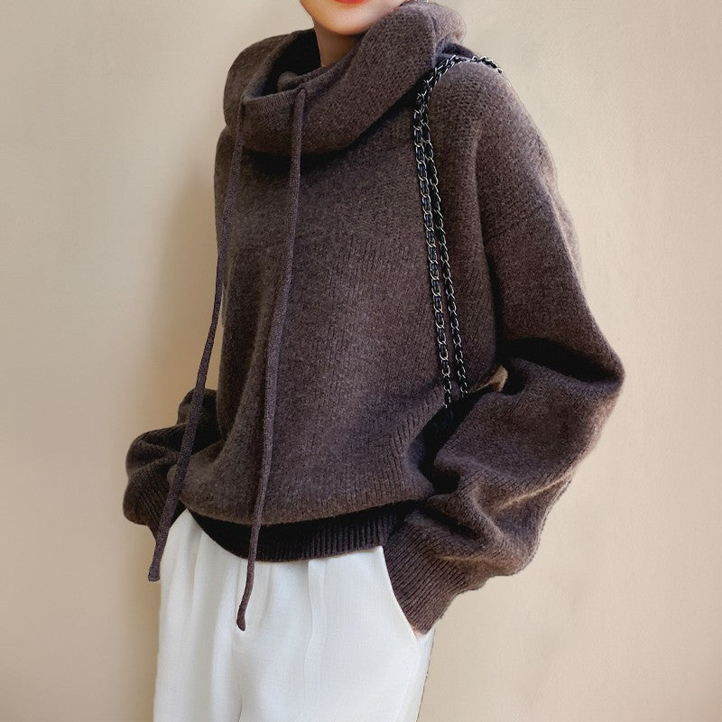 Pull col cheminée, coloris marron, porté en tenue