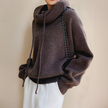 Pull col cheminée, coloris marron, porté en tenue