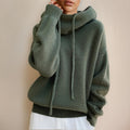 Pull col cheminée, coloris vert olive, porté en tenue