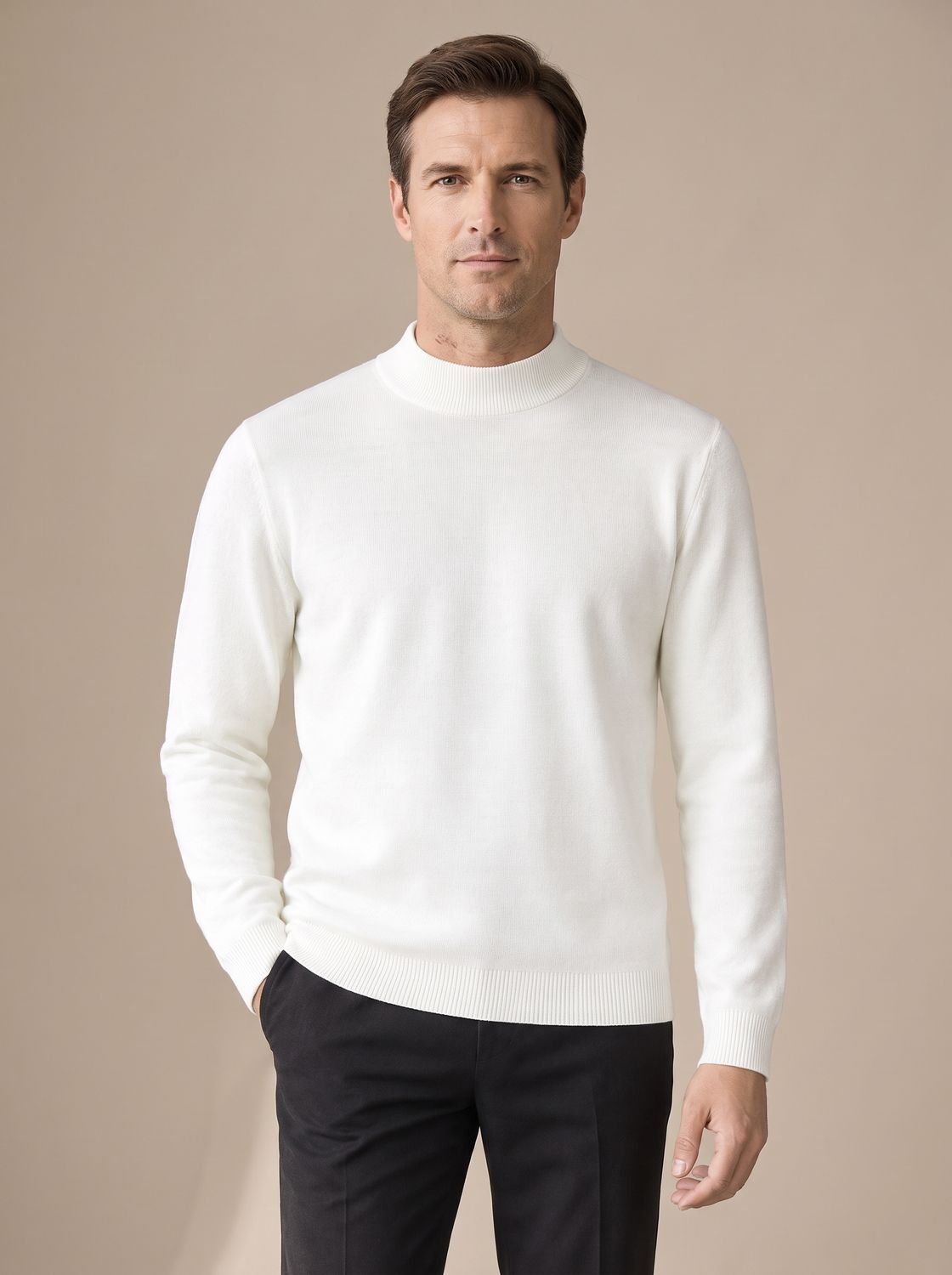 Homme portant un pull en maille blanc à col montant, vue de face