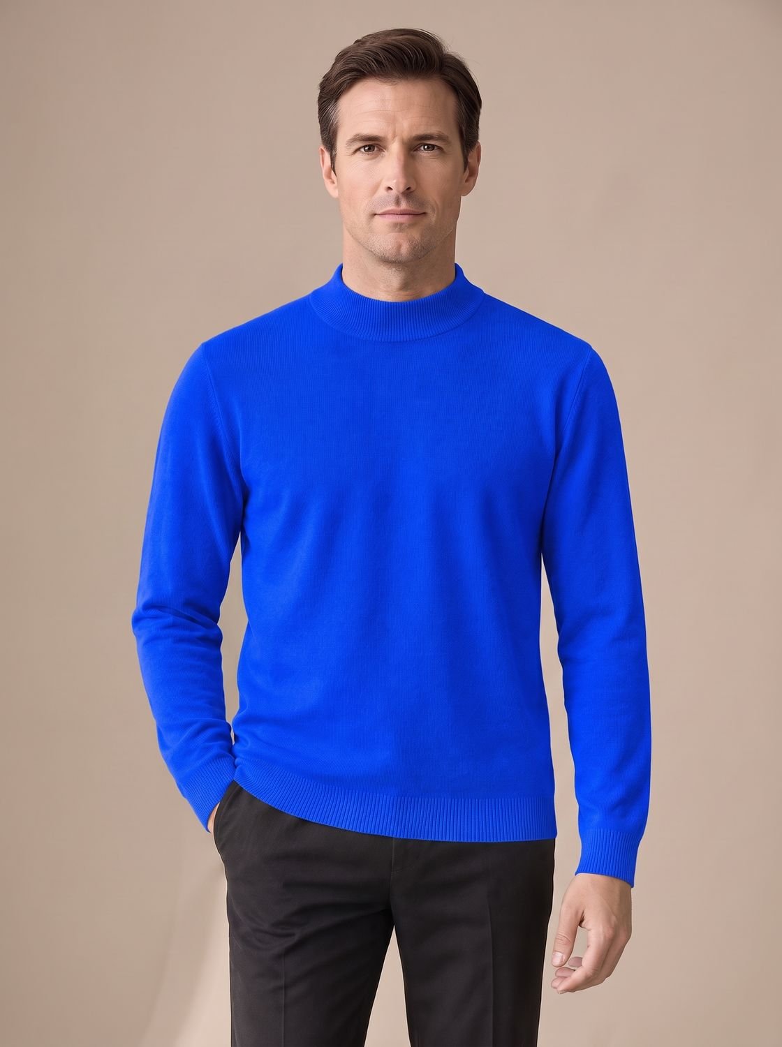 Pull en maille bleu roi à col montant porté de face