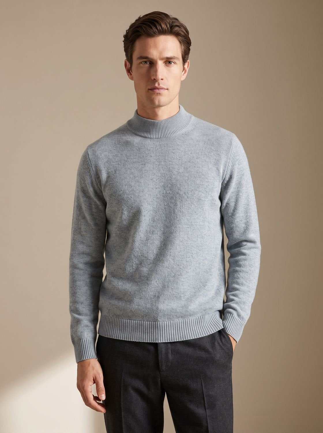 Pull en maille gris clair à col montant porté de face