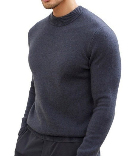 Pull col montant en maille, coloris anthracite, porté en tenue