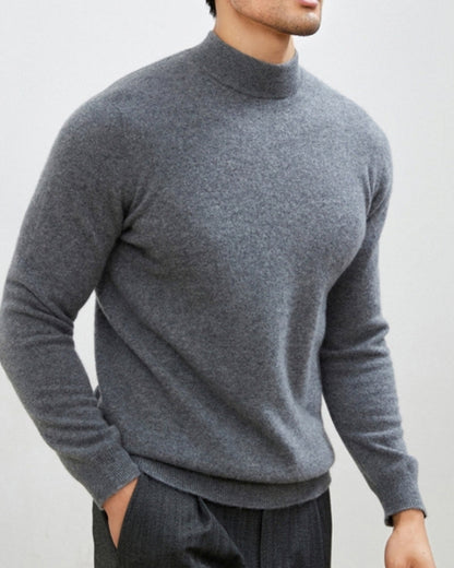 Pull col montant en maille, coloris gris, porté en tenue