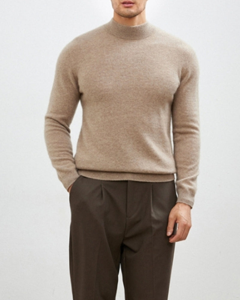 Pull col montant en maille, coloris pierre, porté en tenue