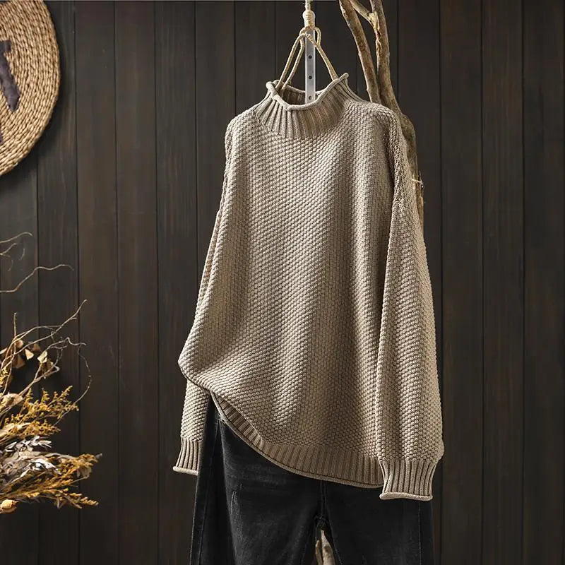 Pull pierre en maille texturée à col montant, présenté sur cintre