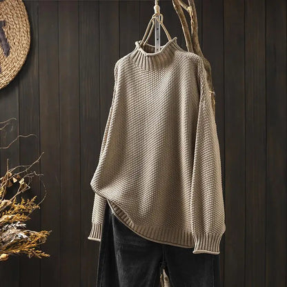 Pull pierre en maille texturée à col montant, présenté sur cintre
