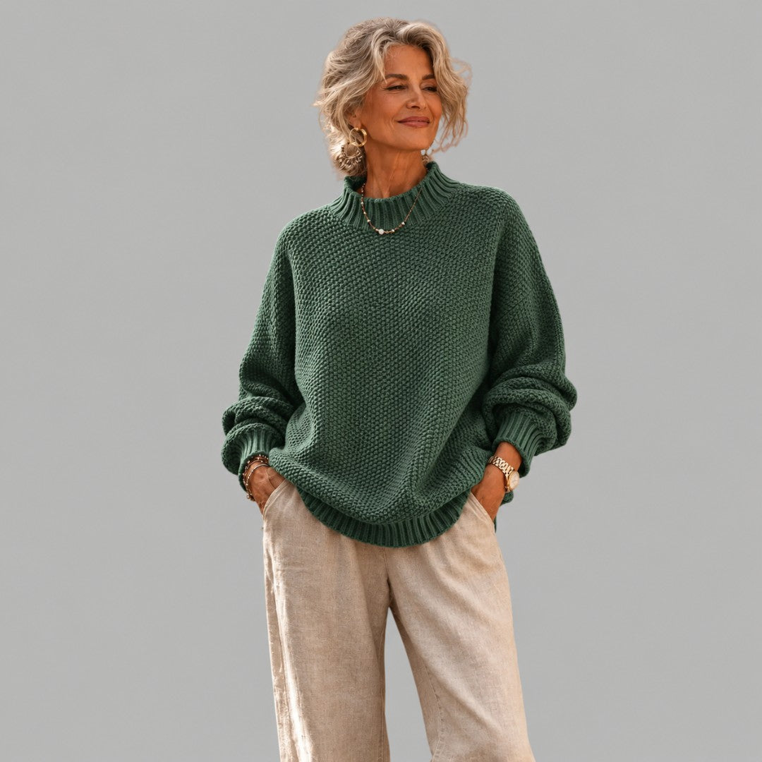 Pull vert en maille texturée à col montant, porté avec un pantalon beige