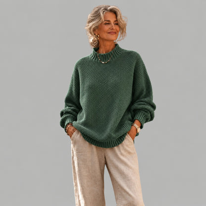 Pull vert en maille texturée à col montant, porté avec un pantalon beige