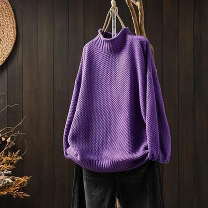 Pull violet en maille texturée à col montant, présenté sur cintre
