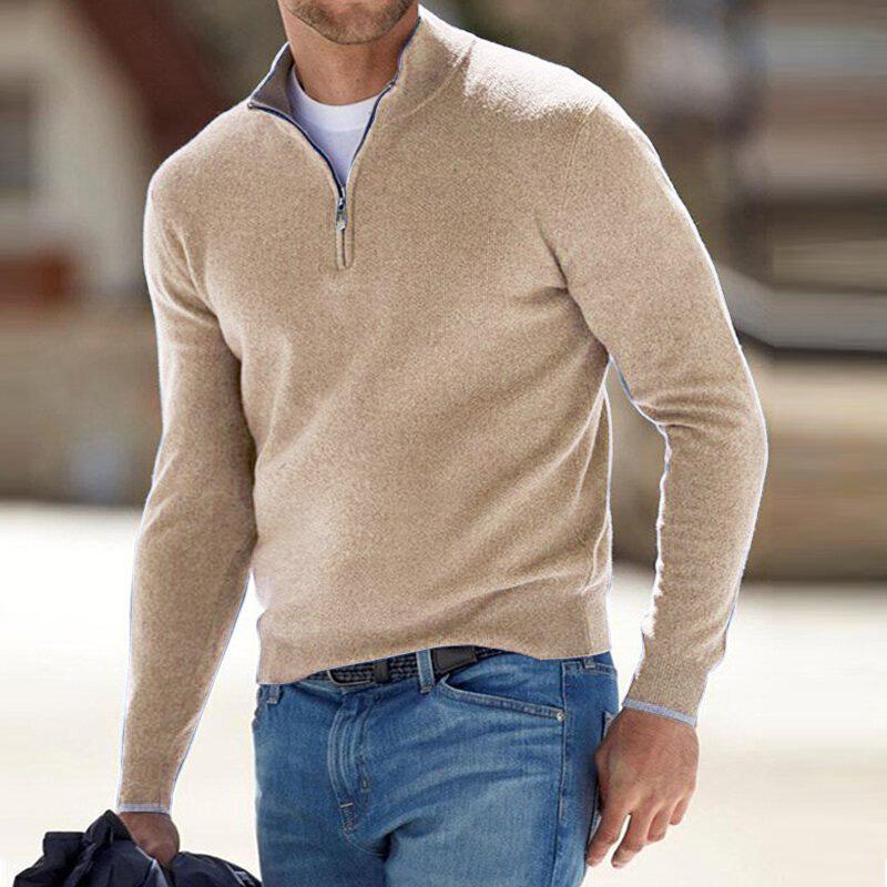 Pull col montant zip court, coloris beige, porté en tenue